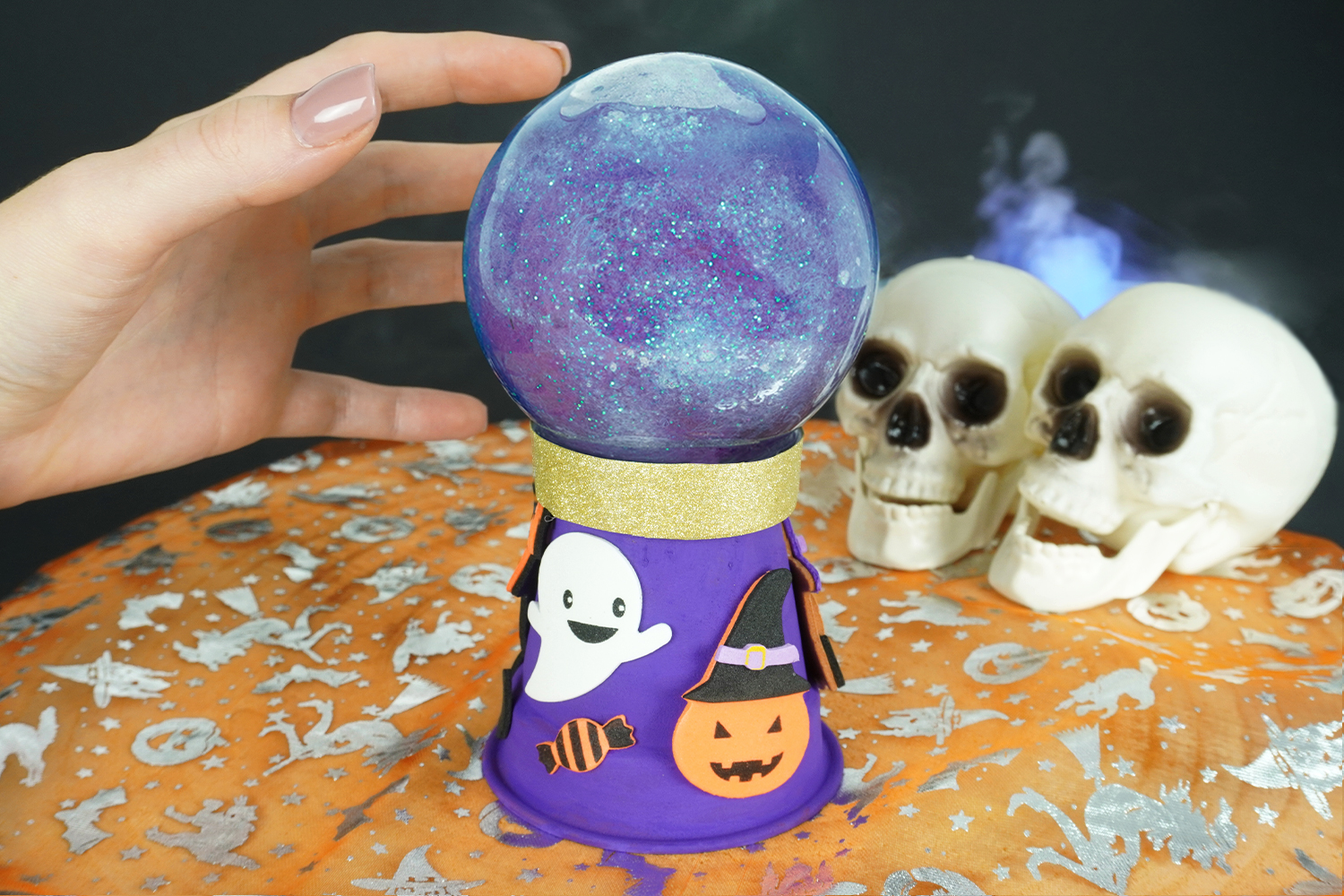 Coloriage Halloween avec modèle : Sorcière et sa boule de cristal
