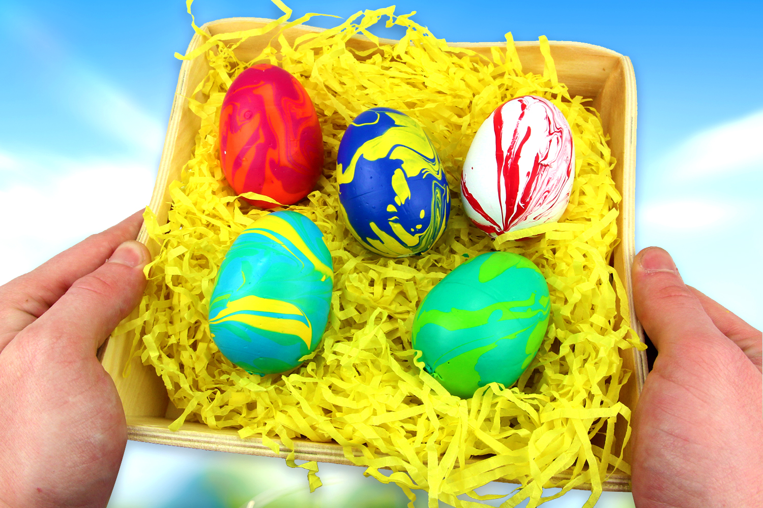 Idée DIY de Pâques pour les enfants : bricoler des œufs de Pâques colorés  collés sur des pinces à linge