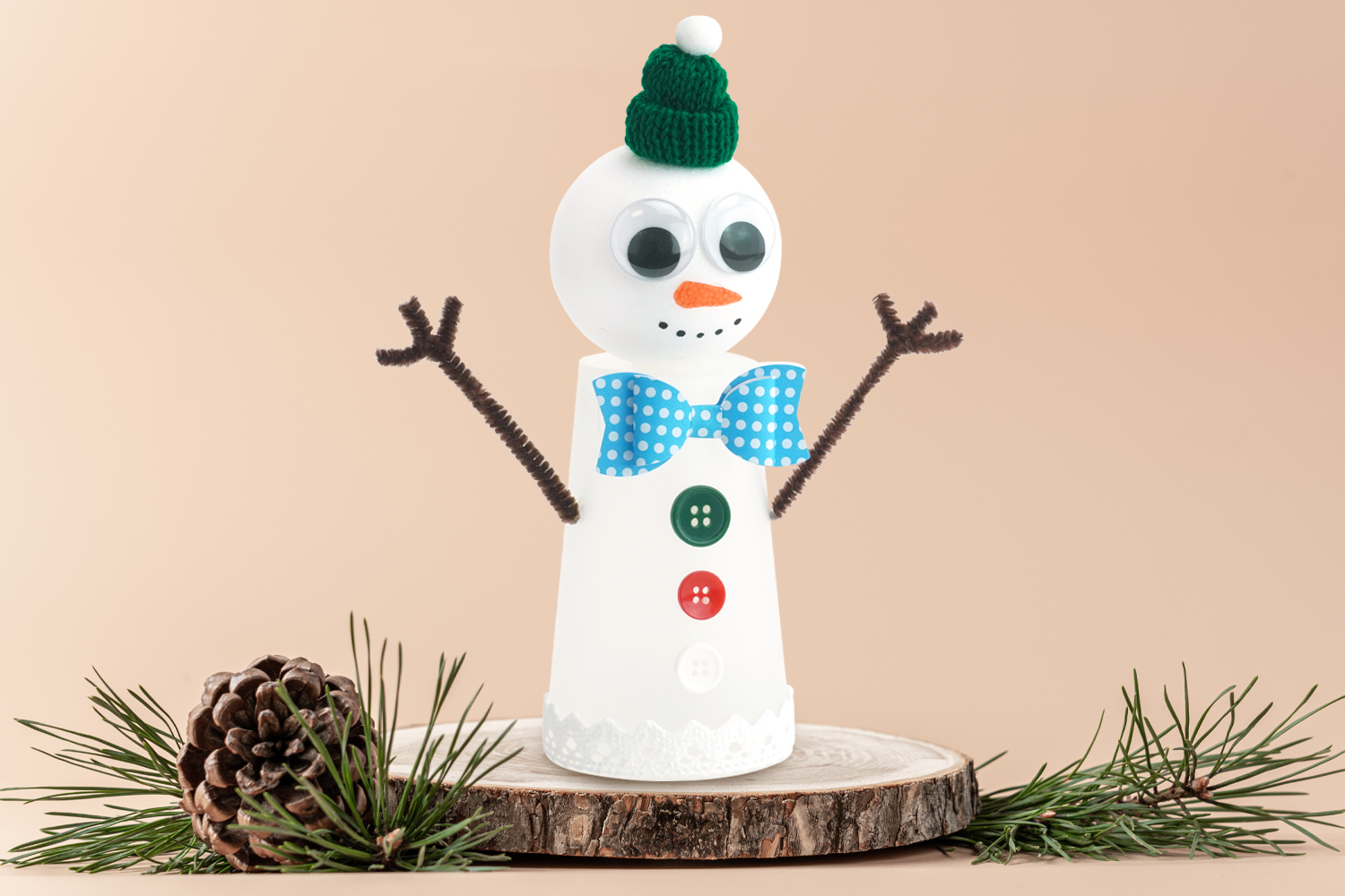 Bonhomme de neige lumineux avec un gobelet