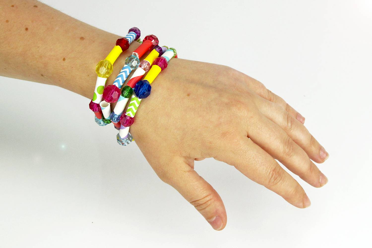 Faire un bracelet avec des pailles en carton - Tutos créations de Bijoux -  10 Doigts