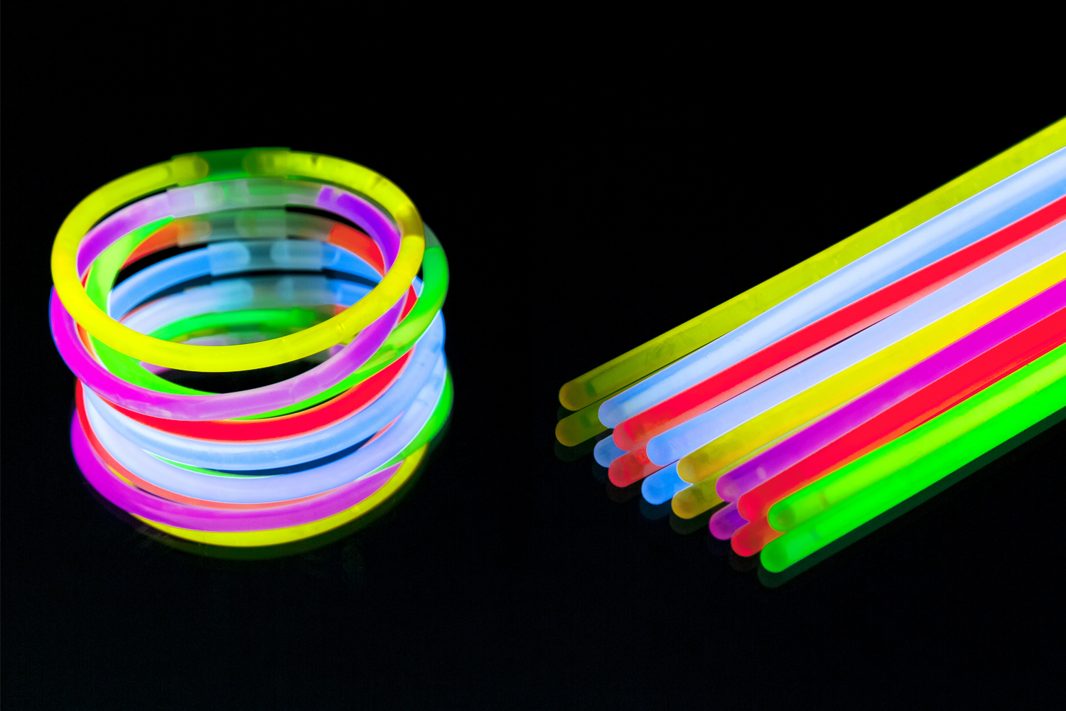 Bracelets fluo lumineux - Set de 100 - Ballons, guirlandes, serpentins - 10  Doigts