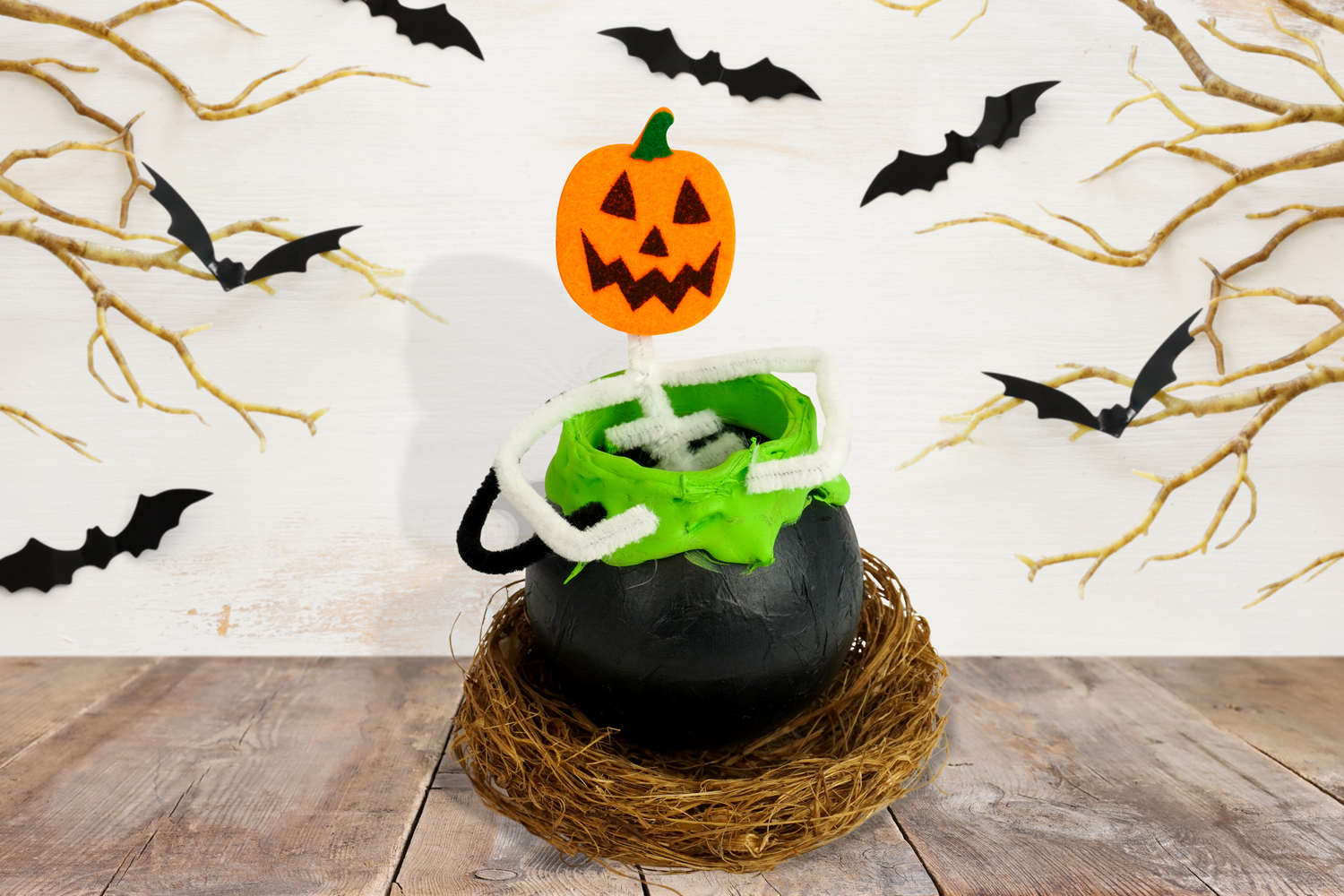 Coloriage Halloween avec modèle : Sorcière et son chaudron