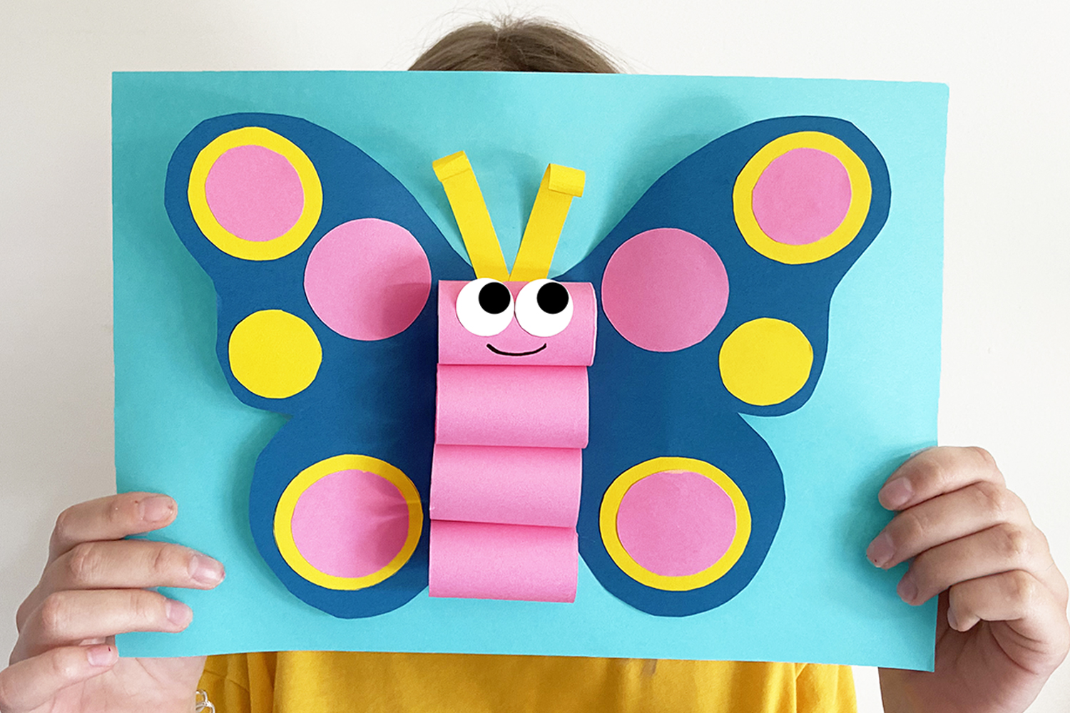 Activité manuelle- peinture-papillon avec les empreintes d'enfants