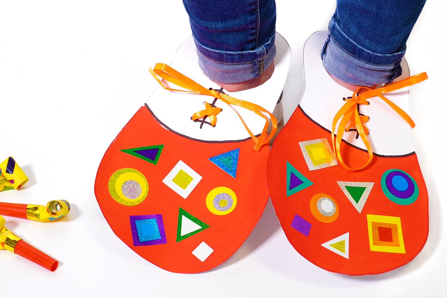 Chaussures de clown géantes en papier