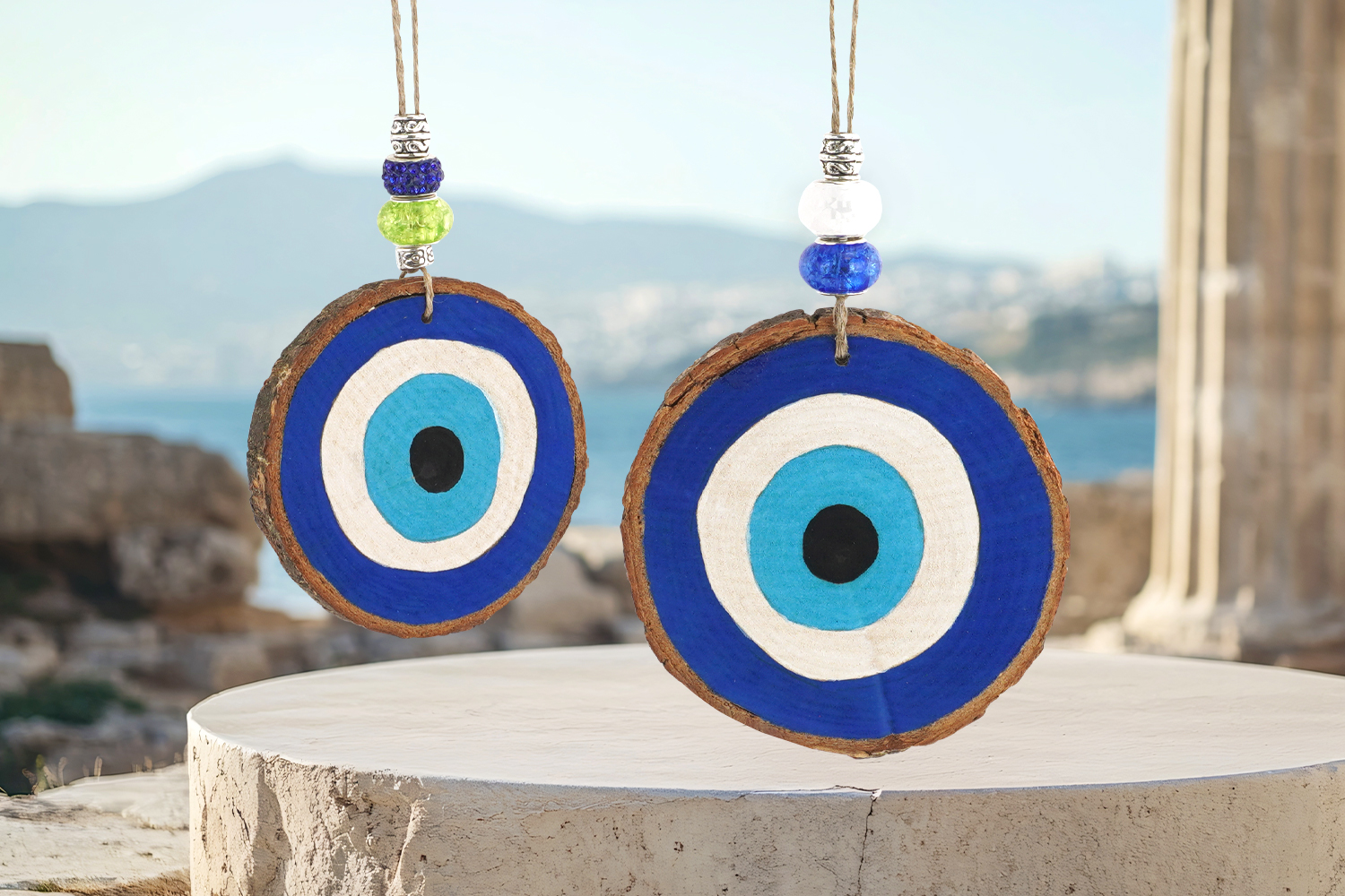 Oeil porte-bonheur avec un rondin de bois