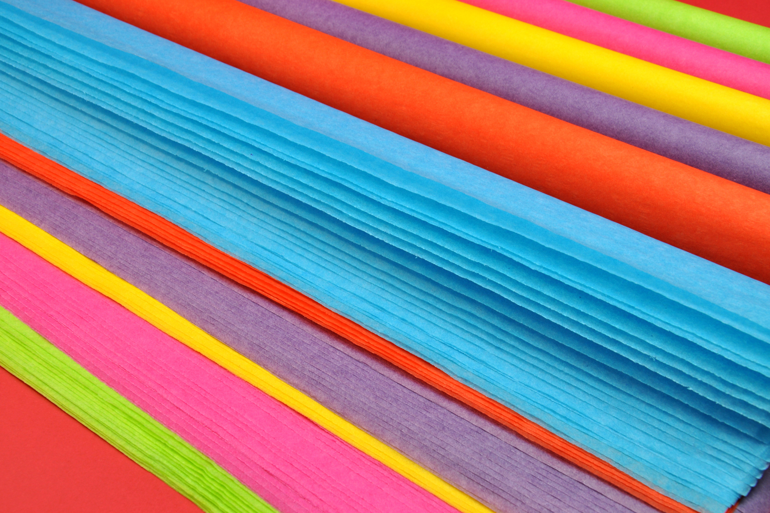 Pochette de 30 feuilles de plastique fou couleurs assorties : transparent,  jaune, rouge, vert et noi