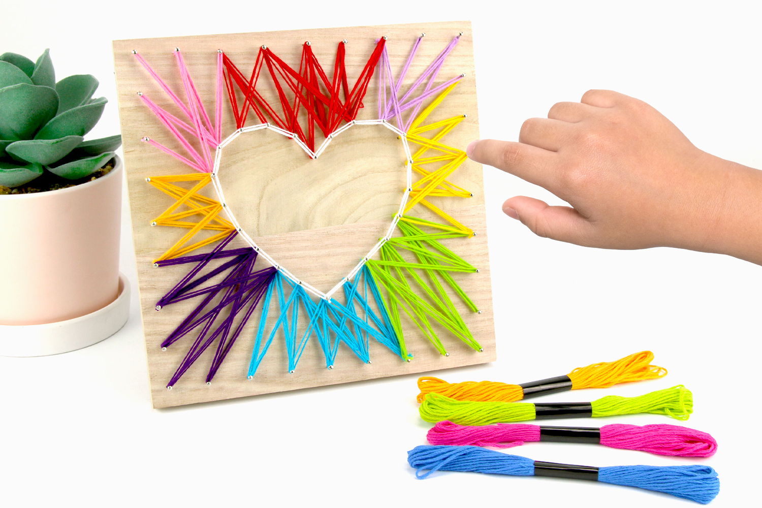 Tableaux sur toile Empreintes de mains d'enfants colorés en forme de coeur