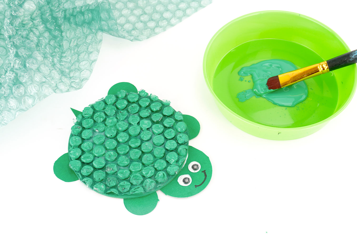 Tortue avec du papier bulle