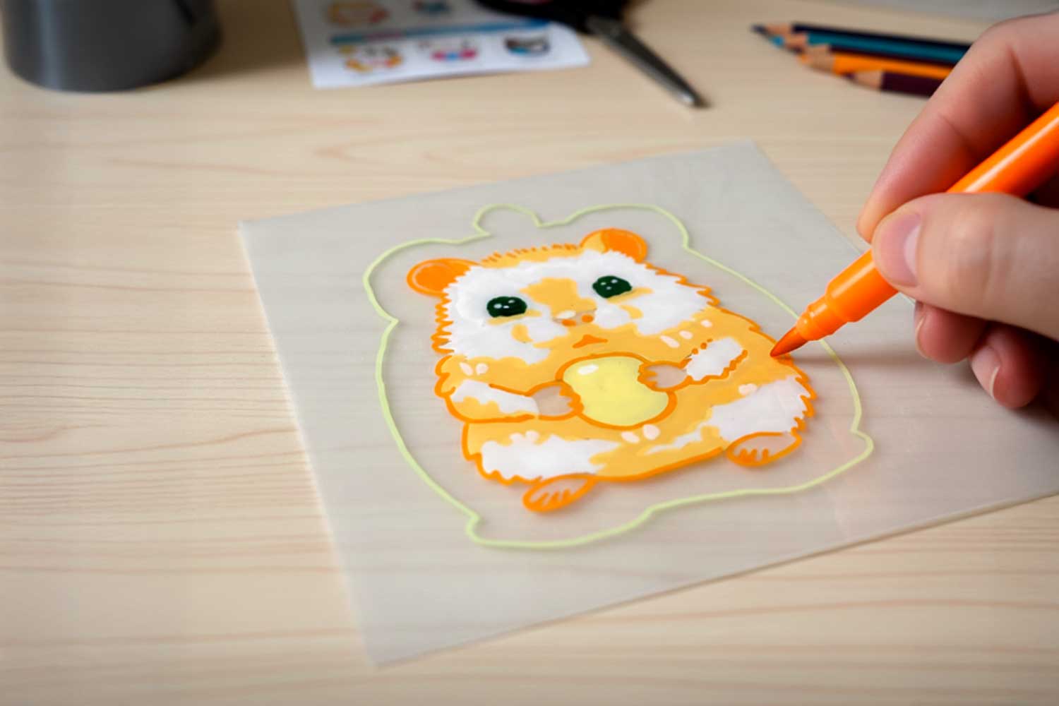 Avec quoi dessiner et colorier sur le Plastique fou ?